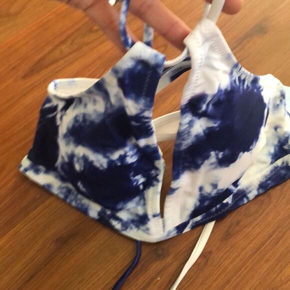 NWT Cupshe Blue and white tie-dyed halter bikini top strappy M - Picture 2 of 4